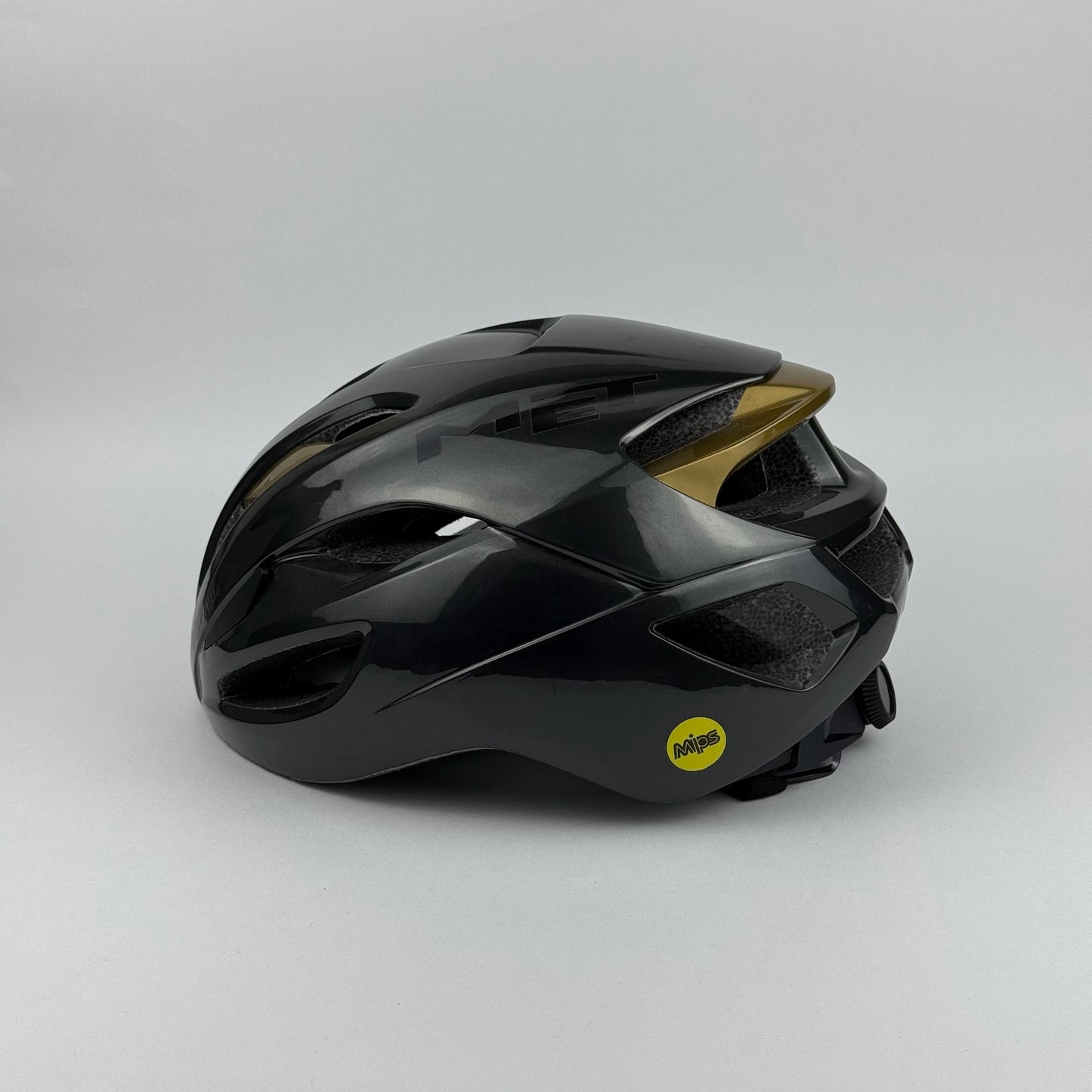 casco gris/dorado MET