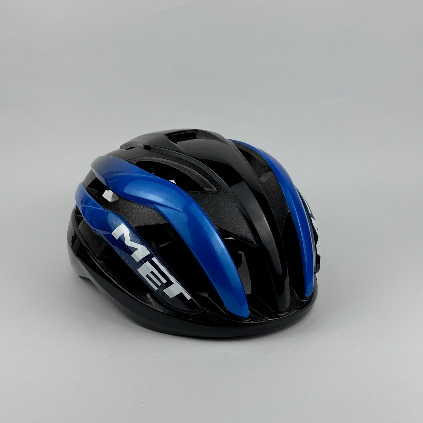 casco negro azul MET