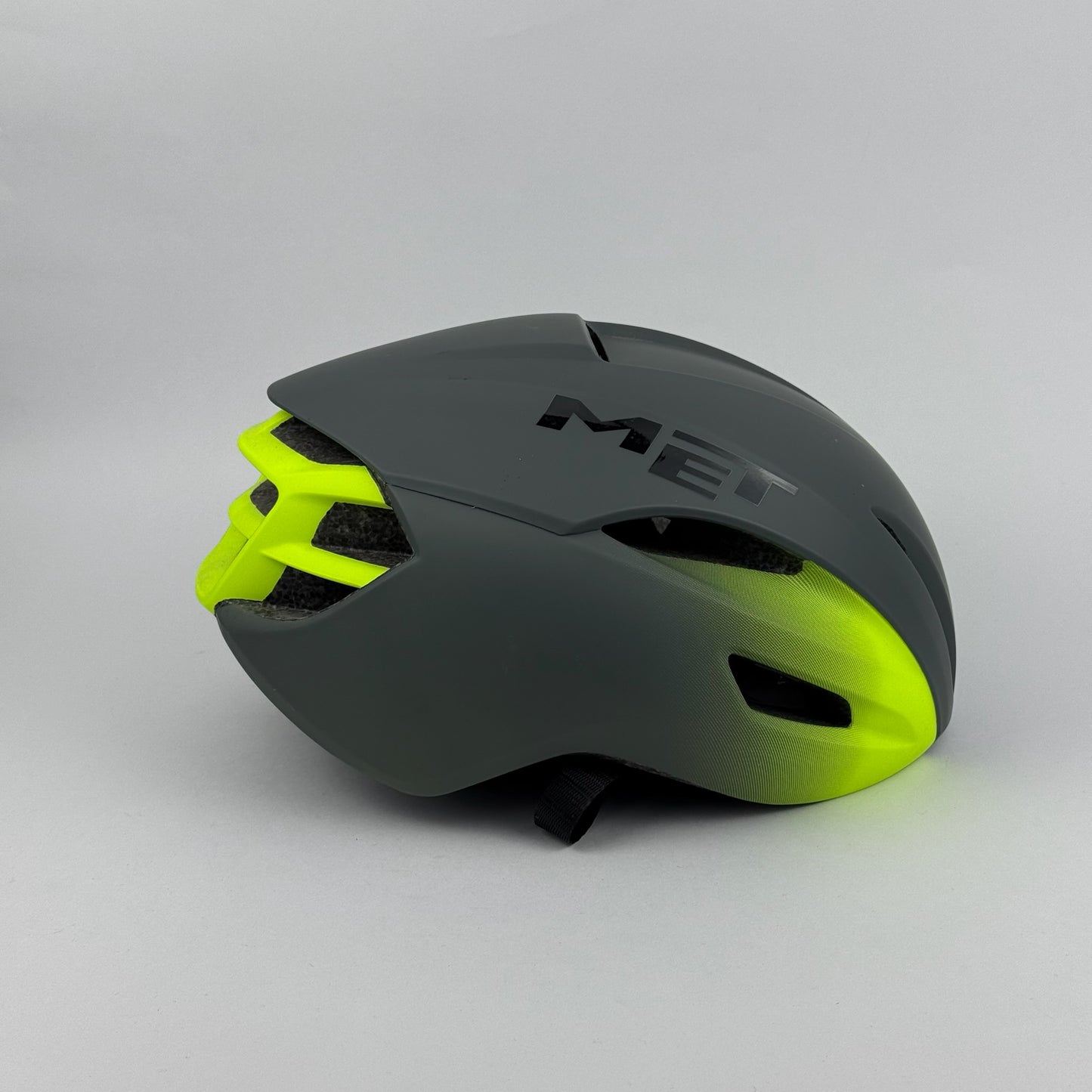 casco gris verde MET