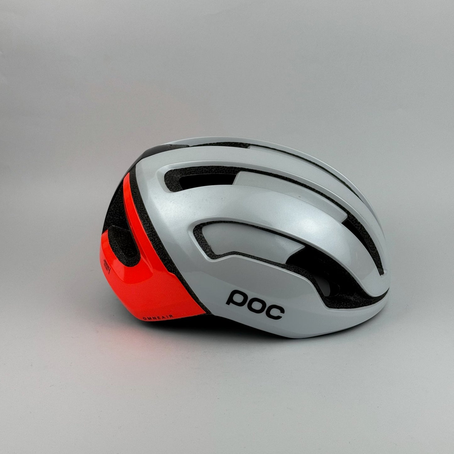Casco blanco naranja OMNE AIR