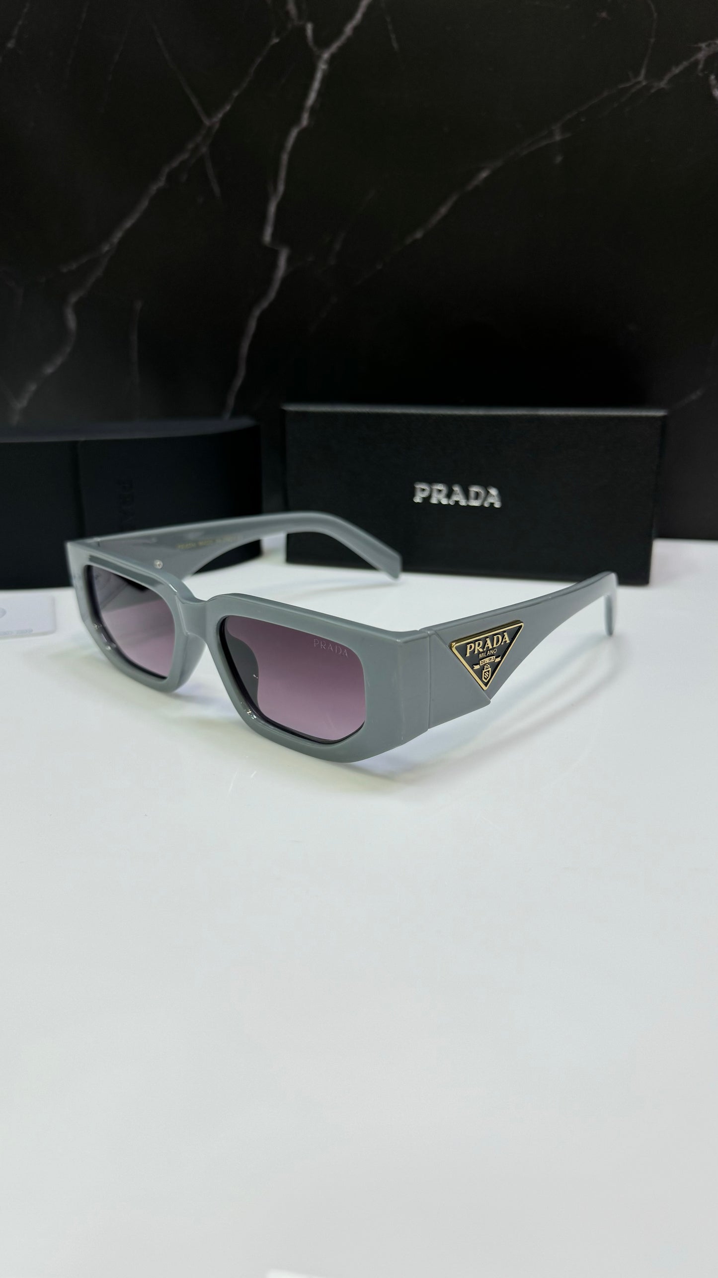 Prada gris