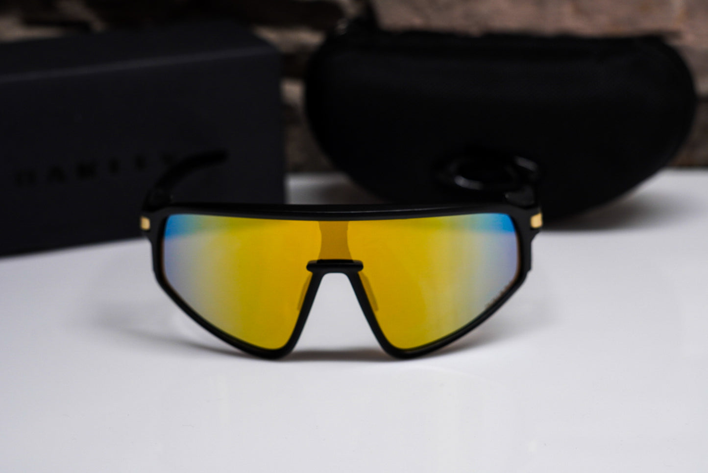 Oakley Latch Panel dorada