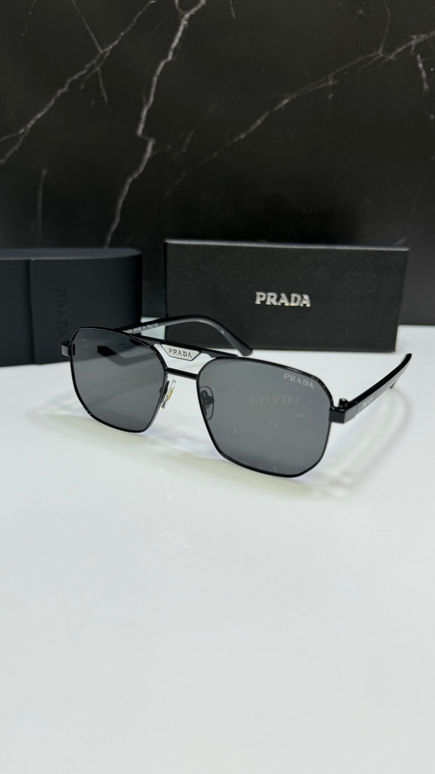 Prada negra