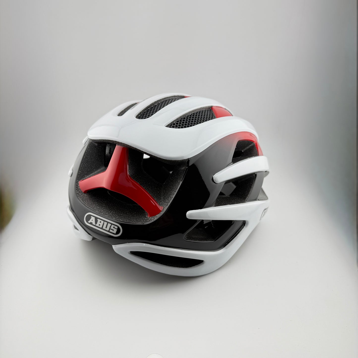 Casco blanco con rojo abus airbreaker