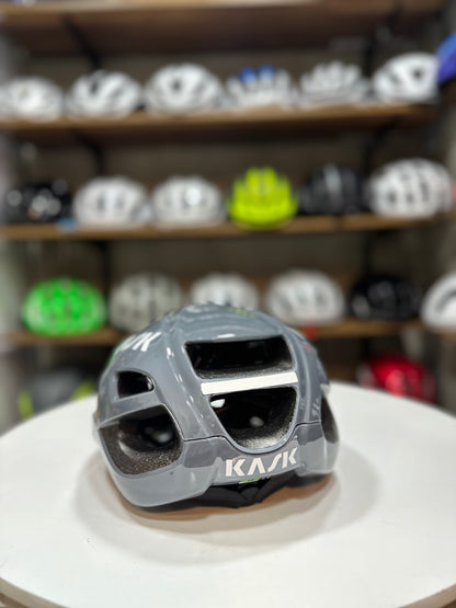 Casco protone gris