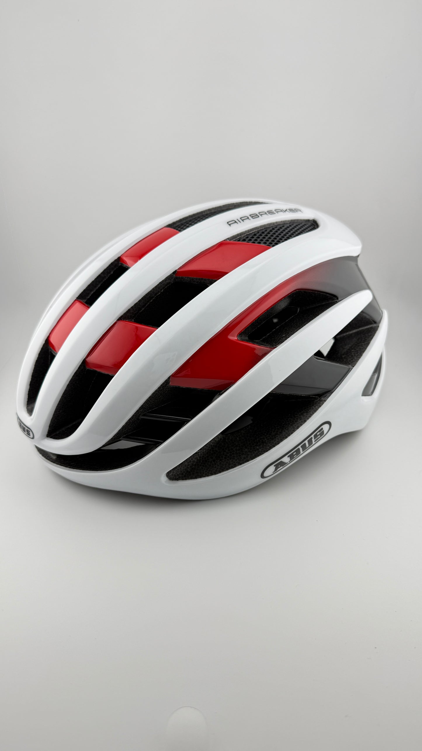 Casco blanco con rojo abus airbreaker