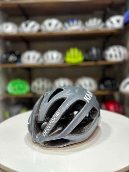 Casco protone gris