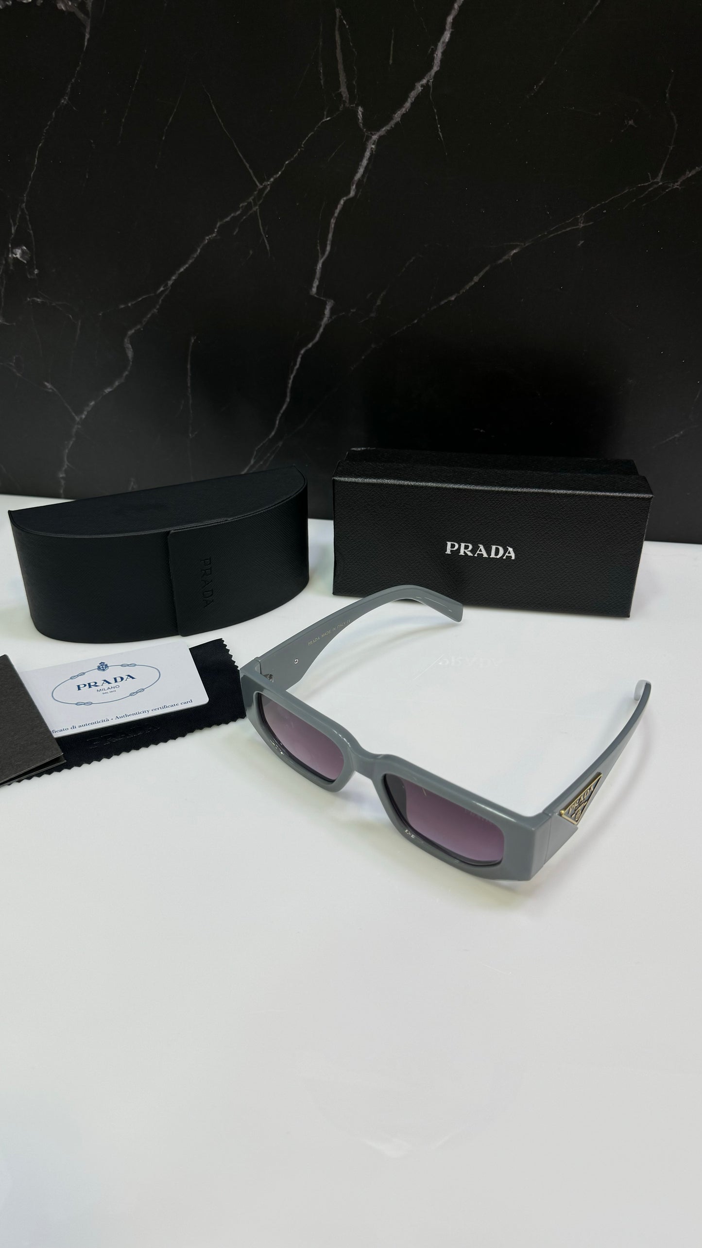 Prada gris