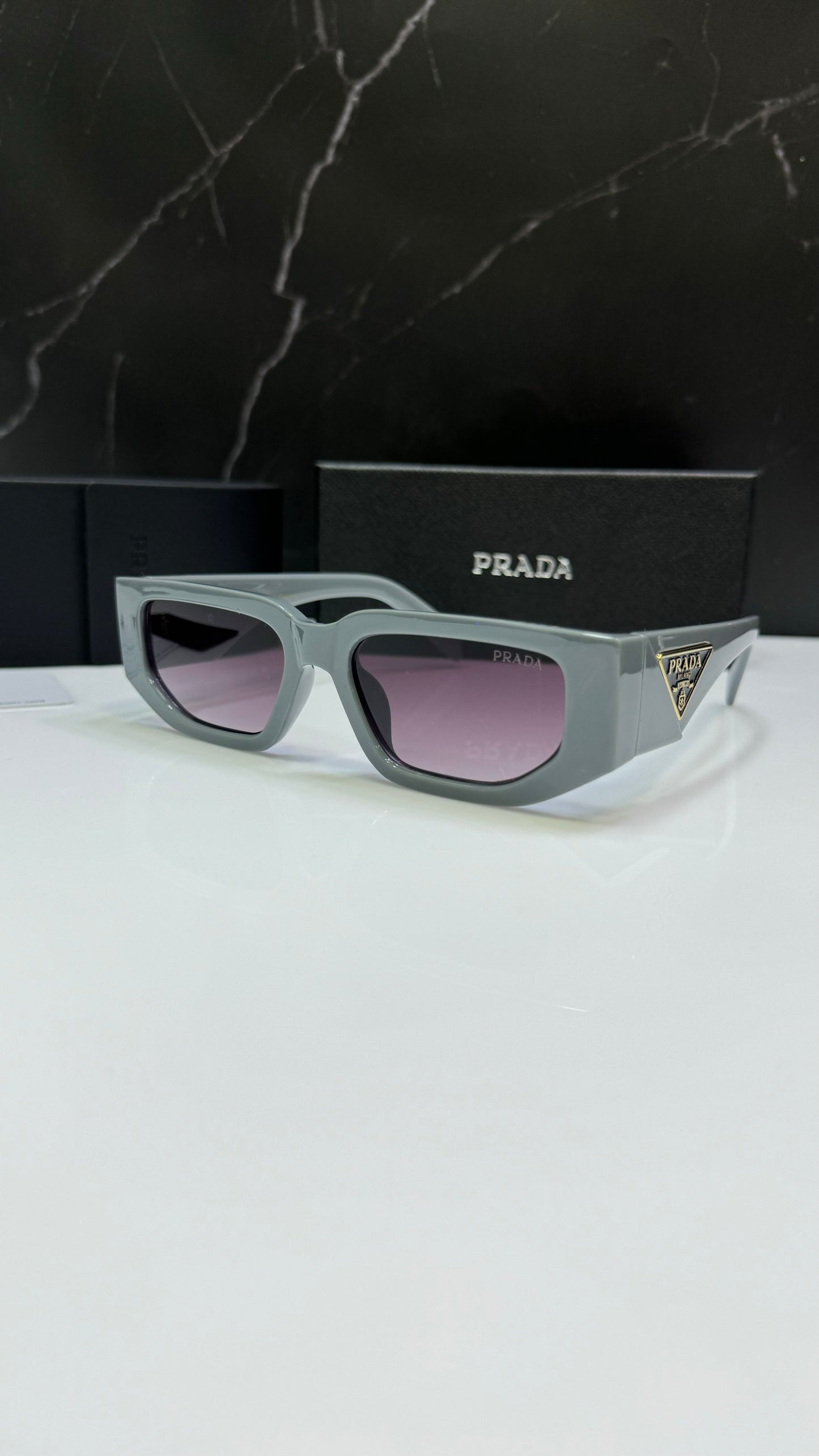 Prada gris