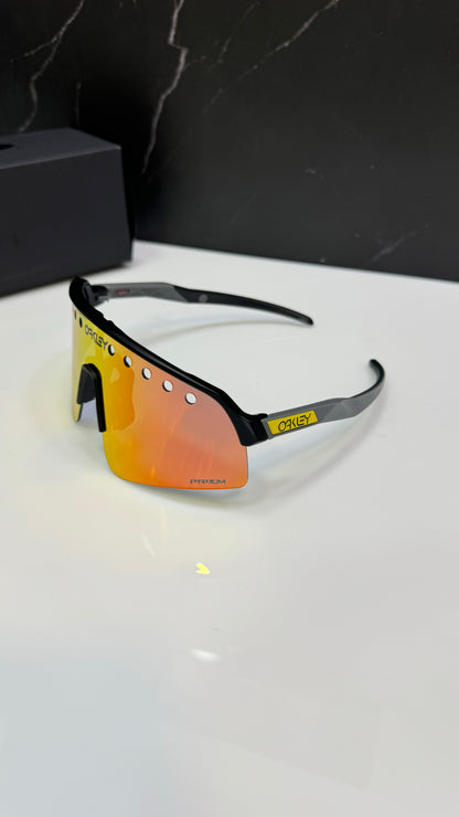 OAKLEY SUTRO SWEEP GRIS CON NEGRO