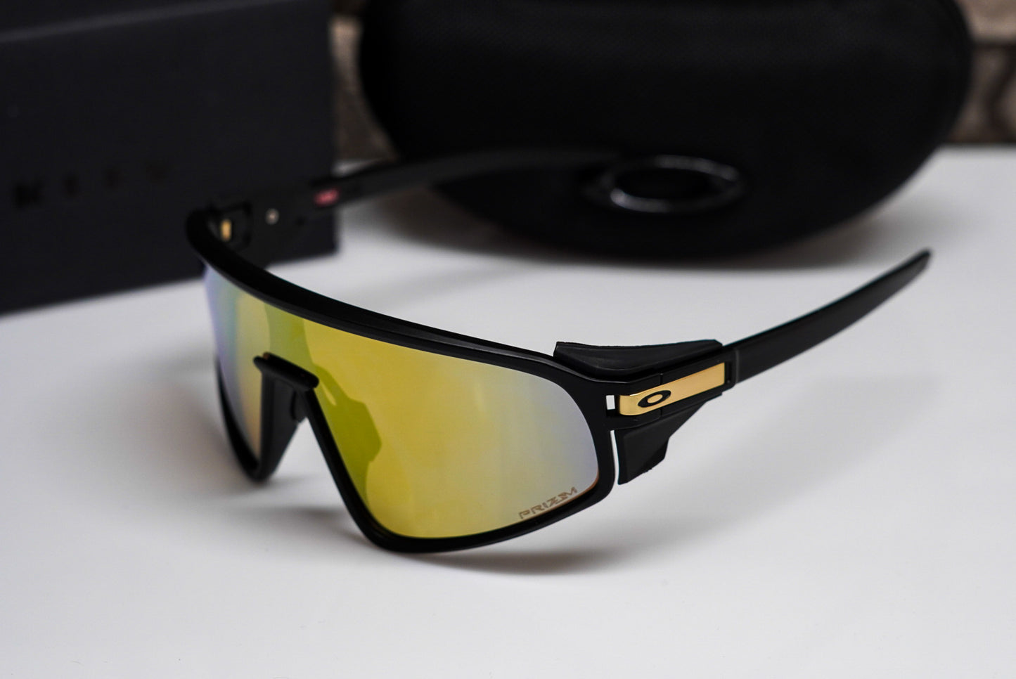 Oakley Latch Panel dorada