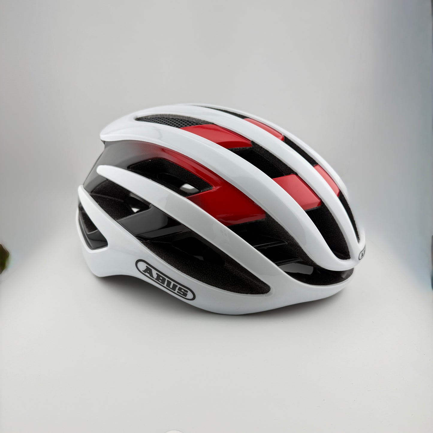 Casco blanco con rojo abus airbreaker