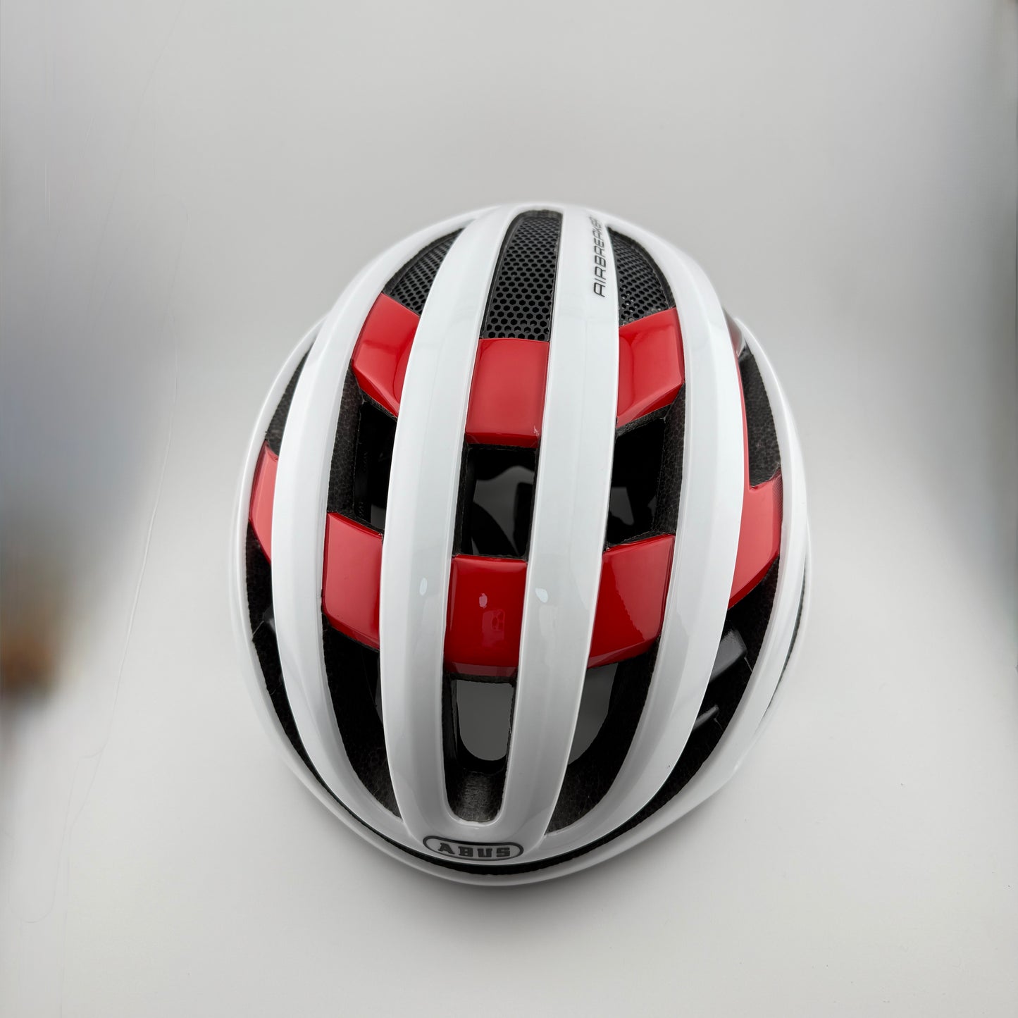 Casco blanco con rojo abus airbreaker