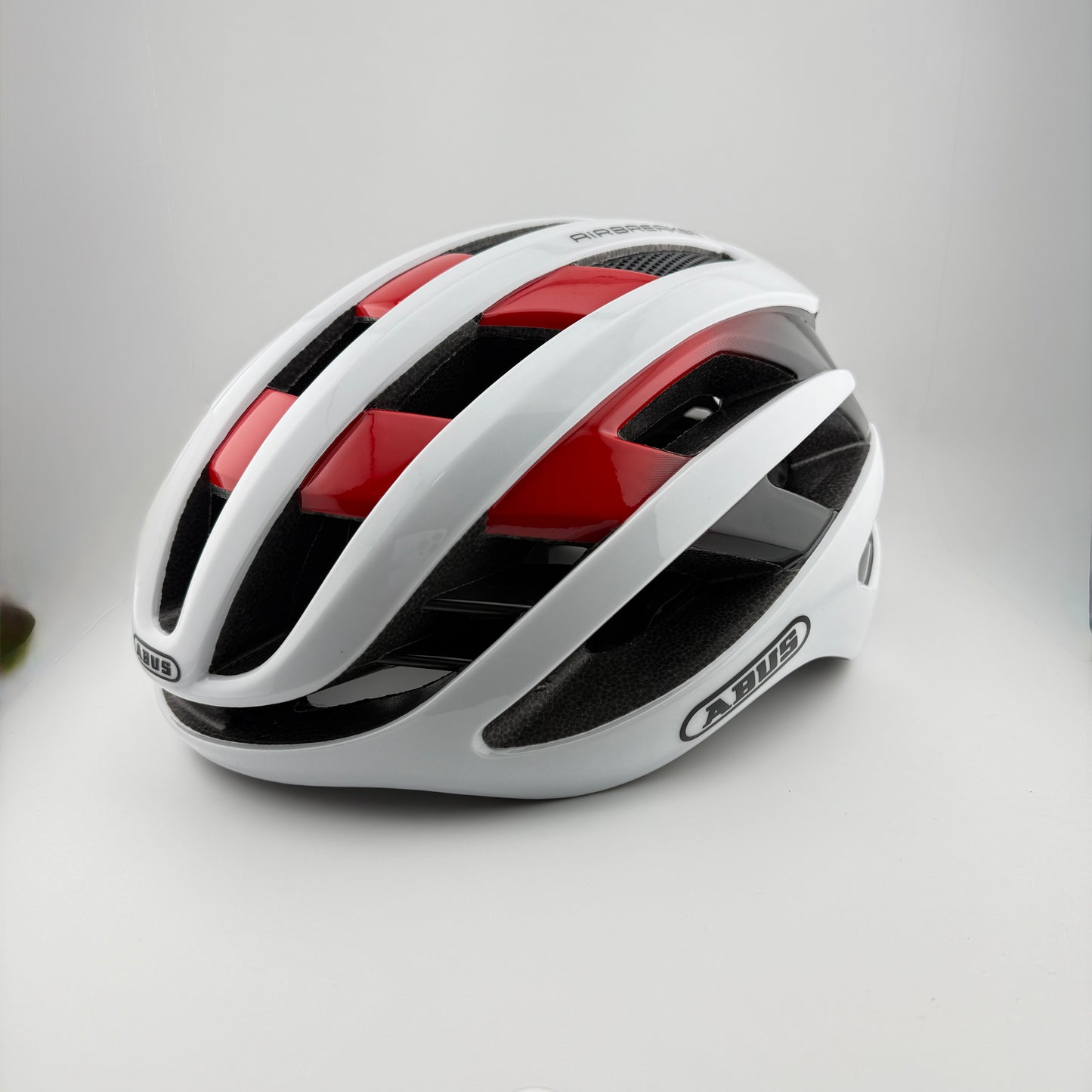 Casco blanco con rojo abus airbreaker