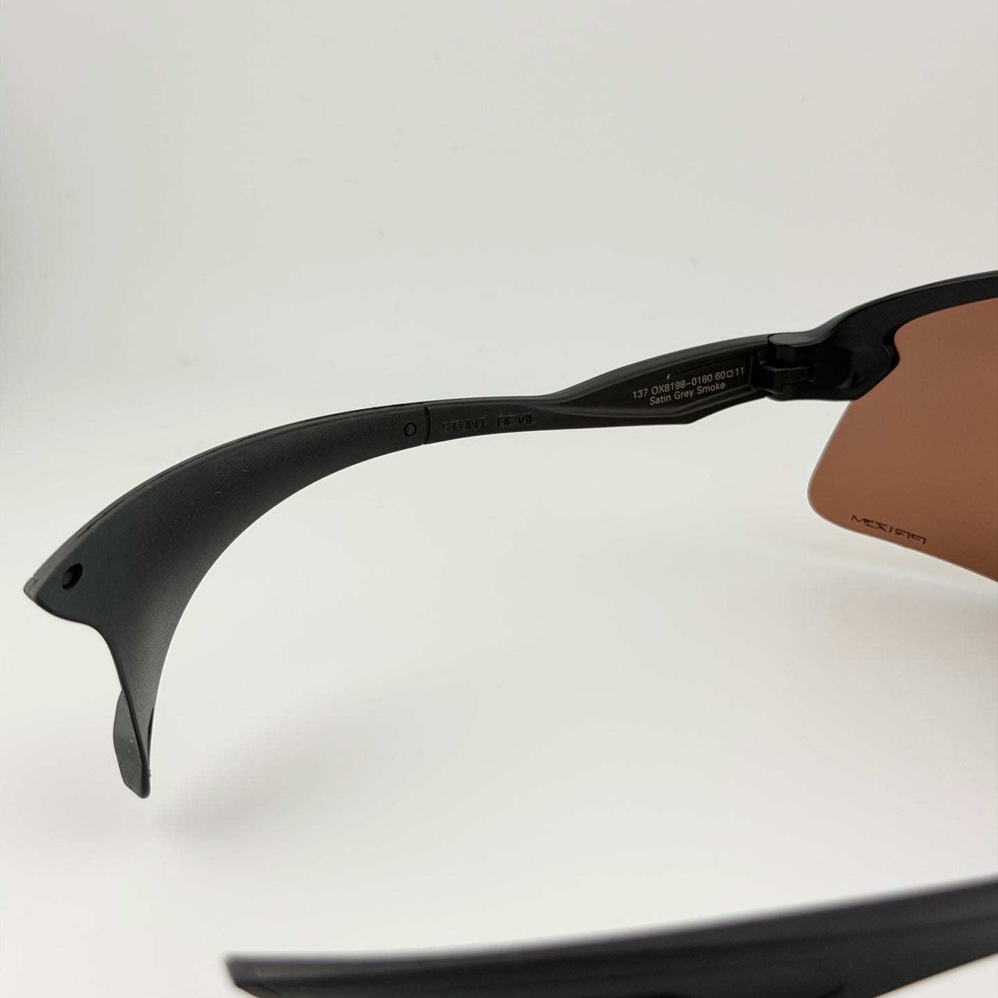 Gafa Oakley Stunt Devil negra dorada - Route Store Ctg