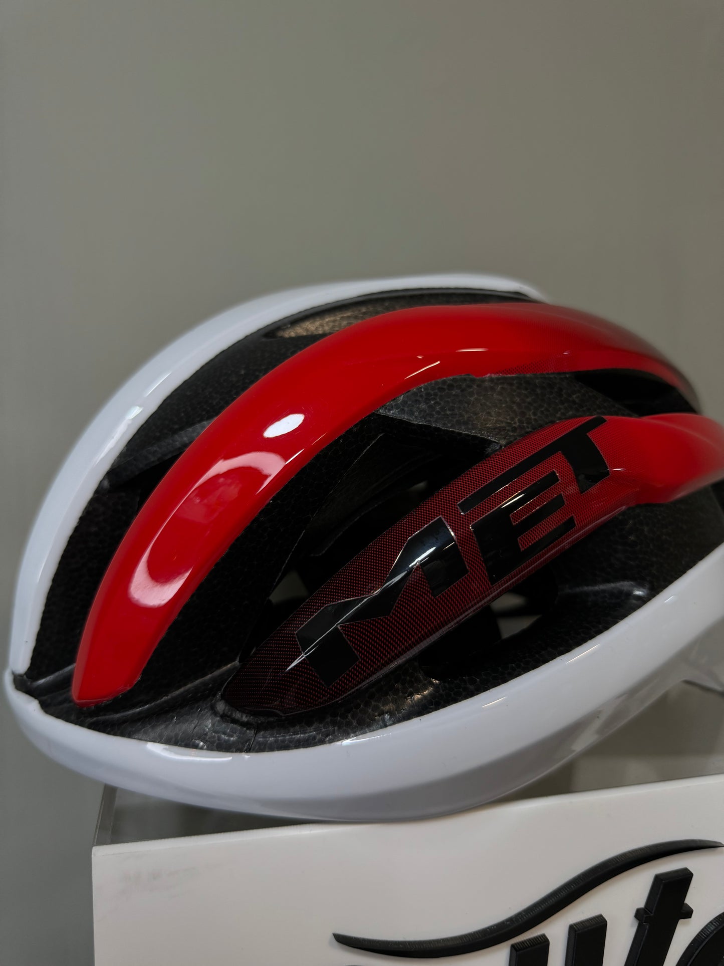 Casco MET blanco negro y rojo brillante