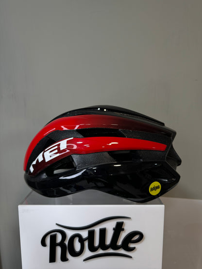 Casco MET negro con rojo brillante