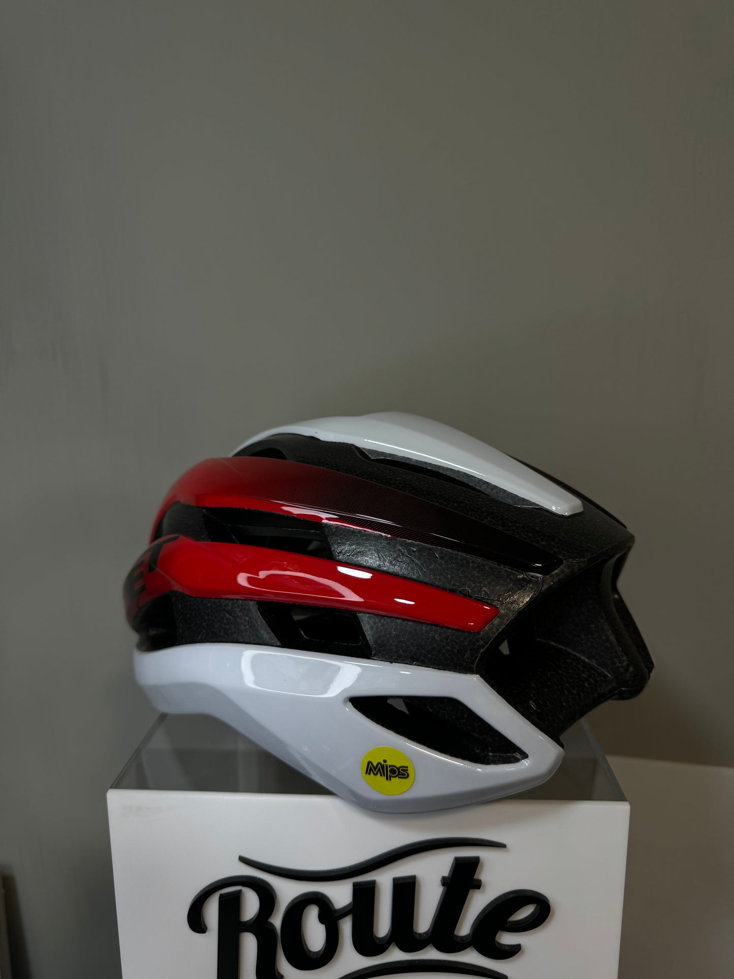 Casco MET blanco negro y rojo brillante