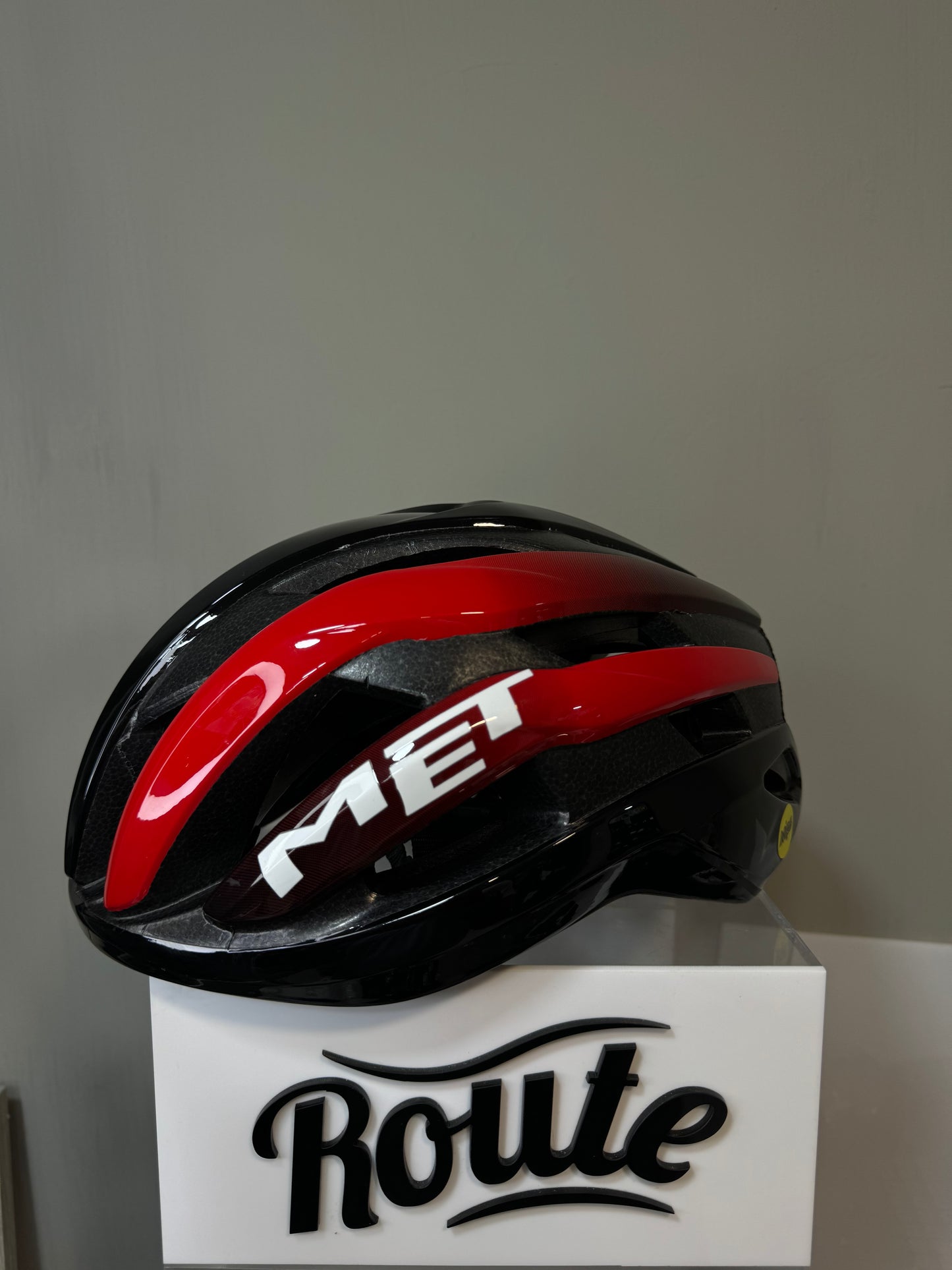 Casco MET negro con rojo brillante