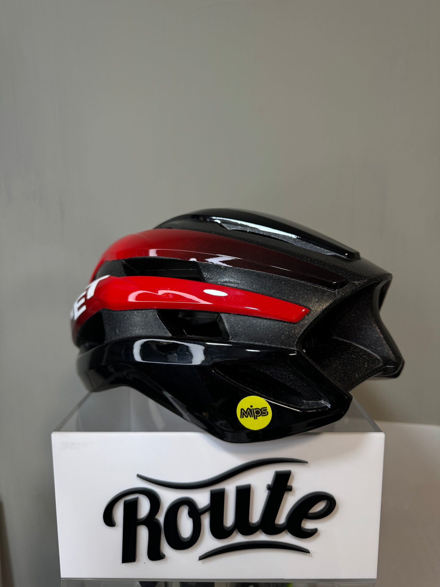 Casco MET negro con rojo brillante